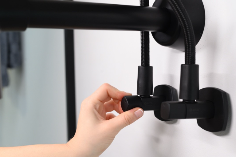 Arco presenta dos lanzamientos de válvulas de instalación rápida y resistente: Kit Lipstick con Flexibley Conekta